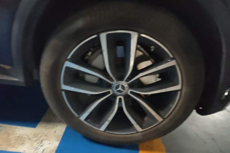 Used Mercedes-Benz GLC 2022 Second Facelift GLC 260 L 4MATIC Dynamic Edition Right Front Wheel Hub