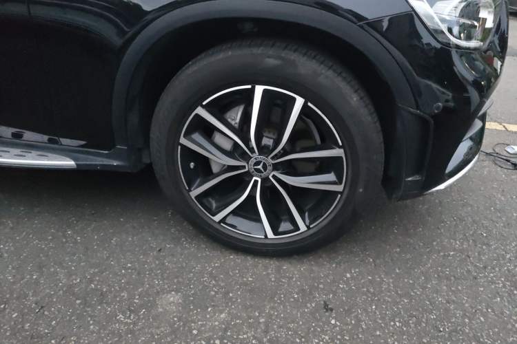 Used Mercedes-Benz GLC 2022 Facelift GLC 260 L 4MATIC Luxury Edition Right Front Wheel Hub