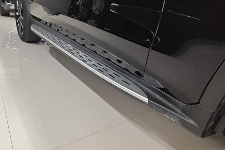Used Mercedes-Benz GLC 2022 GLC 300 L 4MATIC Dynamic Model Right Side Sill