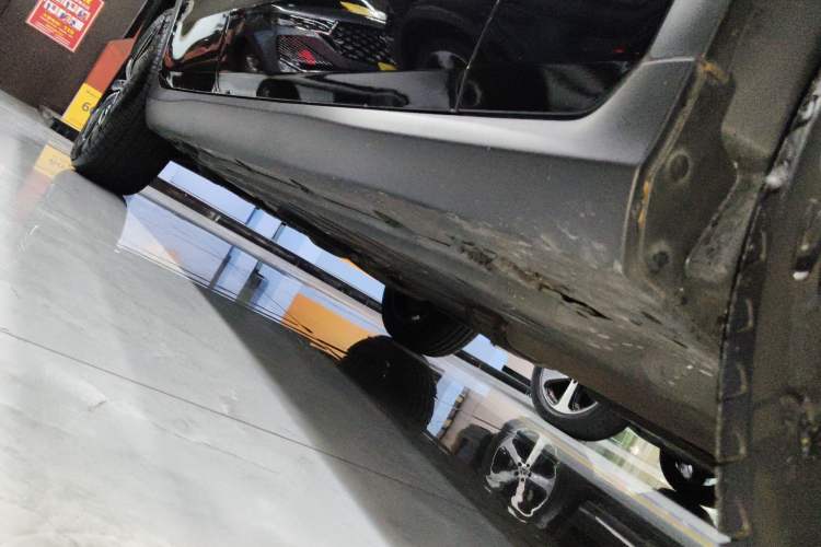 Used Mercedes-Benz GLC 2022 Second Facelift GLC 260 L 4MATIC Luxury Edition Right Side Sill