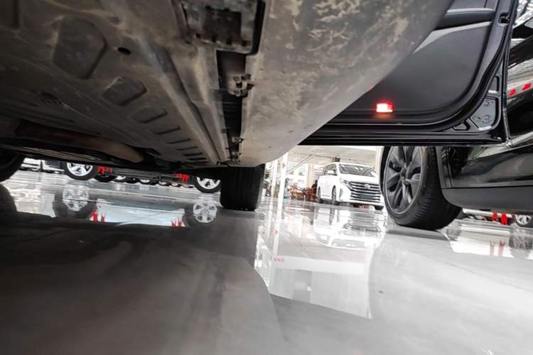 Used Mercedes-Benz GLC 2022 Second Facelift GLC 260 L 4MATIC Luxury Edition Right Side Sill
