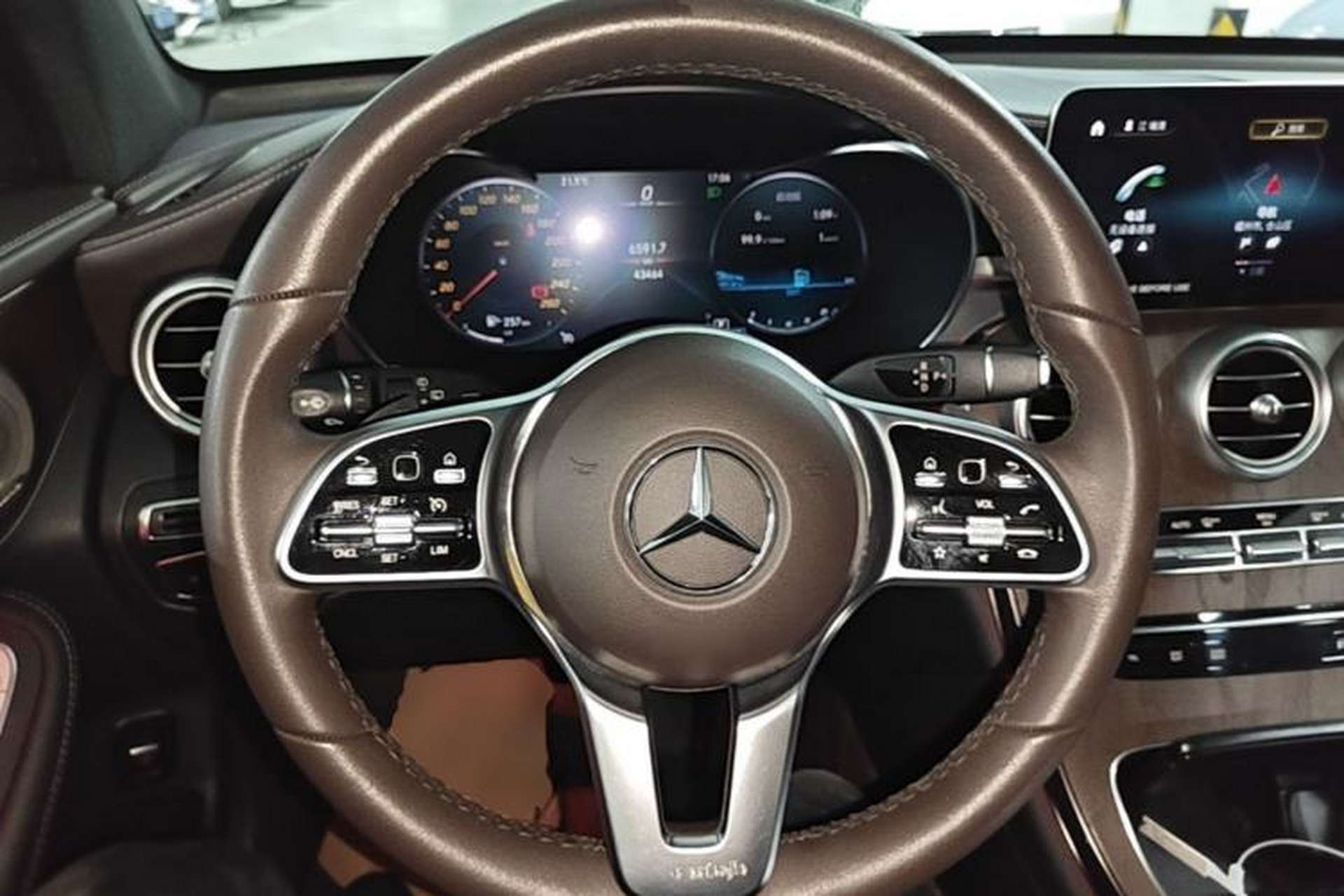 Used Mercedes-Benz GLC 2022 Second Facelift GLC 260 L 4MATIC Luxury Edition Steering Wheel