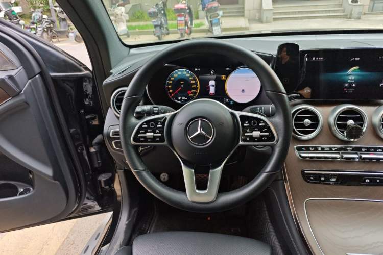 Used Mercedes-Benz GLC 2022 Second Facelift GLC 260 L 4MATIC Luxury Edition Steering Wheel