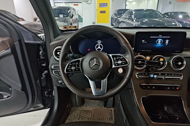 Used Mercedes-Benz GLC 2022 Second Facelift GLC 260 L 4MATIC Luxury Edition Steering Wheel