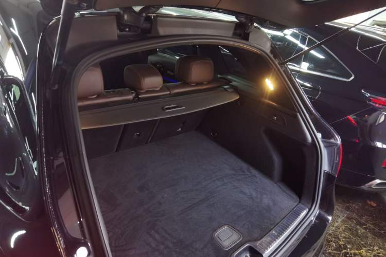 Used Mercedes-Benz GLC 2022 Second Facelift GLC 260 L 4MATIC Luxury Edition Trunk