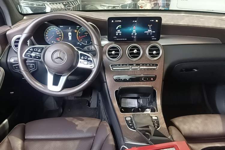Used Mercedes-Benz GLC 2022 Second Facelift GLC 260 L 4MATIC Luxury Edition Center Console