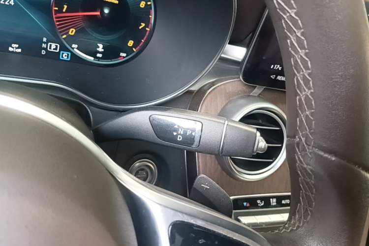 Used Mercedes-Benz GLC 2022 Second Facelift GLC 260 L 4MATIC Luxury Edition Gear Lever