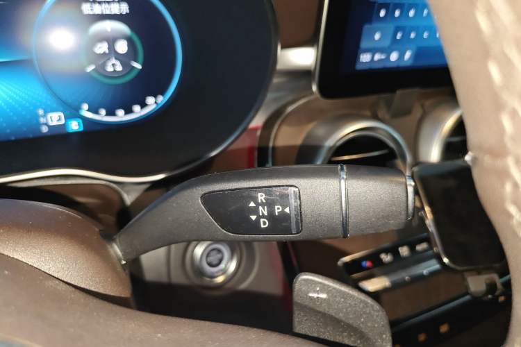 Used Mercedes-Benz GLC 2022 Second Facelift GLC 260 L 4MATIC Luxury Edition Gear Lever