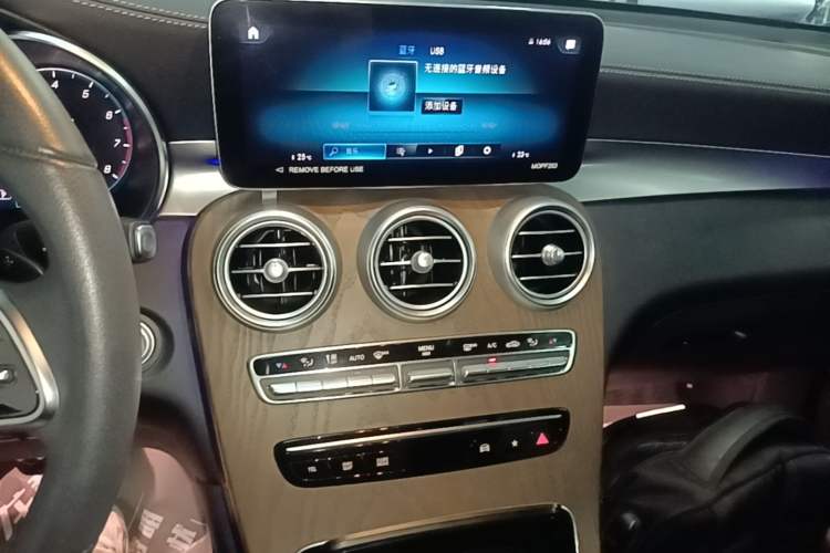Used Mercedes-Benz GLC 2022 Second Facelift GLC 260 L 4MATIC Luxury Edition Audio And AC Panel