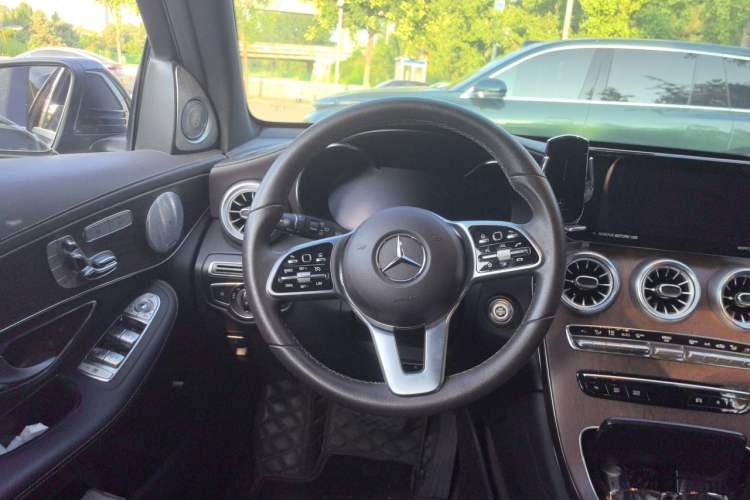 Used Mercedes-Benz GLC 2022 Second Facelift GLC 260 L 4MATIC Luxury Edition Steering Wheel