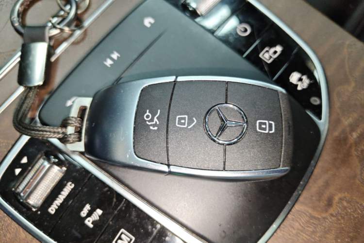 Used Mercedes-Benz GLC 2022 Second Facelift GLC 260 L 4MATIC Luxury Edition Vehicle Key
