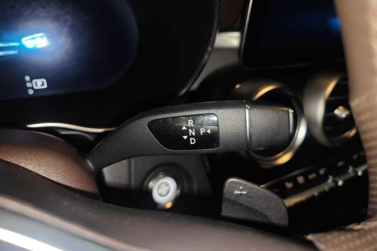 Used Mercedes-Benz GLC 2022 Refreshed GLC 260 L 4MATIC Dynamic Edition Gear Lever