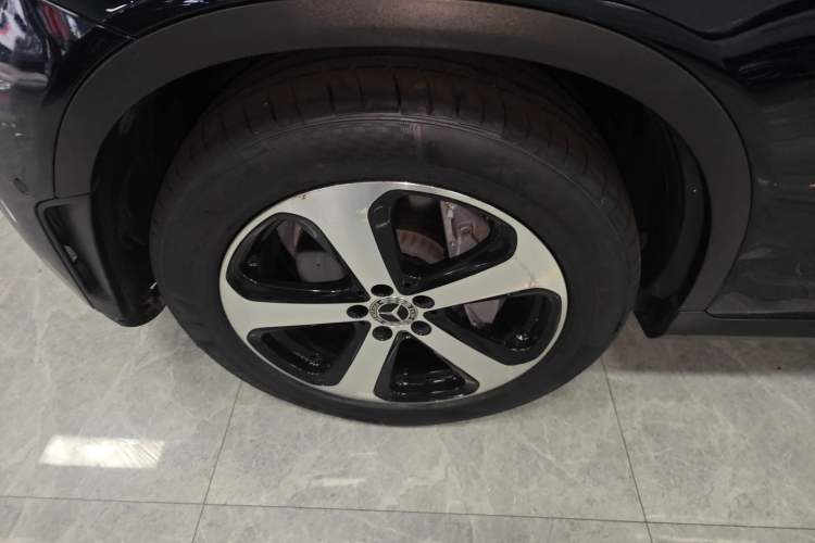 Used Mercedes-Benz GLC 2022 Refreshed GLC 260 L 4MATIC Dynamic Edition Left Front Wheel Hub