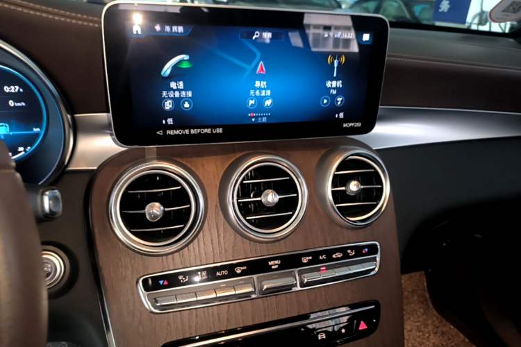 Used Mercedes-Benz GLC 2022 Second Facelift GLC 260 L 4MATIC Luxury Edition Audio And AC Panel