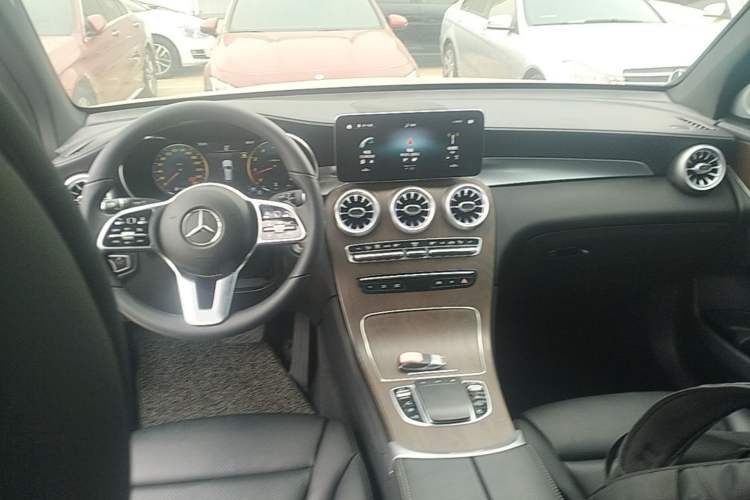 Used Mercedes-Benz GLC 2022 GLC 300 L 4MATIC Dynamic Edition Prestige Model Center Console