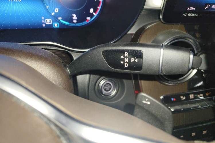 Used Mercedes-Benz GLC 2022 Facelift GLC 260 L 4MATIC Luxury Edition Gear Lever