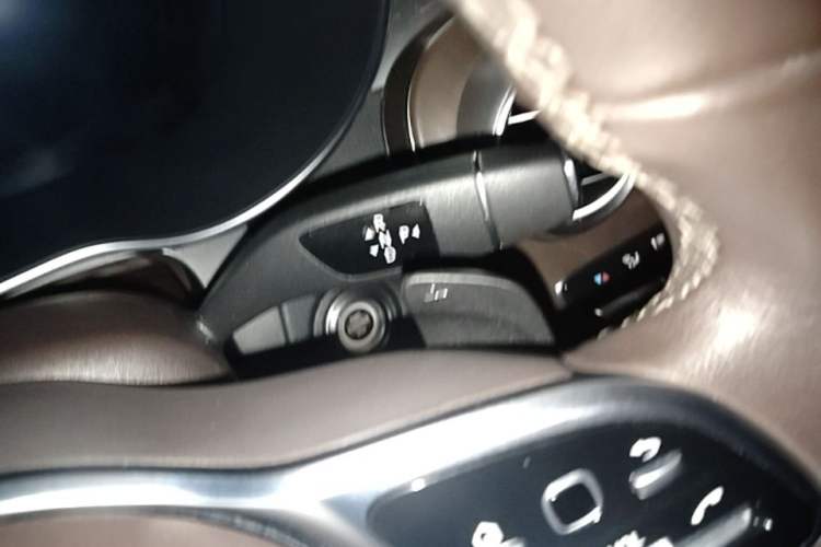 Used Mercedes-Benz GLC 2022 Second Facelift GLC 260 L 4MATIC Luxury Edition Gear Lever