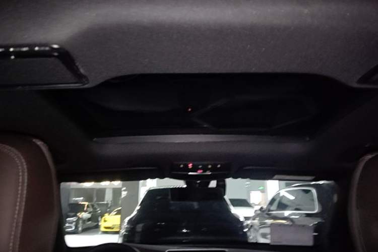 Used Mercedes-Benz GLC 2022 Second Facelift GLC 260 L 4MATIC Luxury Edition Headliner