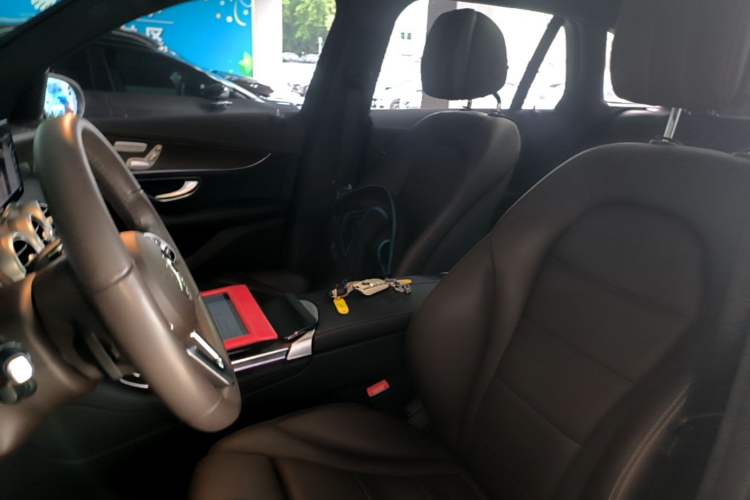 Used Mercedes-Benz GLC 2022 Second Facelift GLC 260 L 4MATIC Luxury Edition Left Front Seat