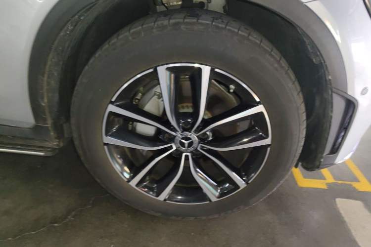 Used Mercedes-Benz GLC 2022 Facelift GLC 260 L 4MATIC Luxury Edition Right Front Wheel Hub