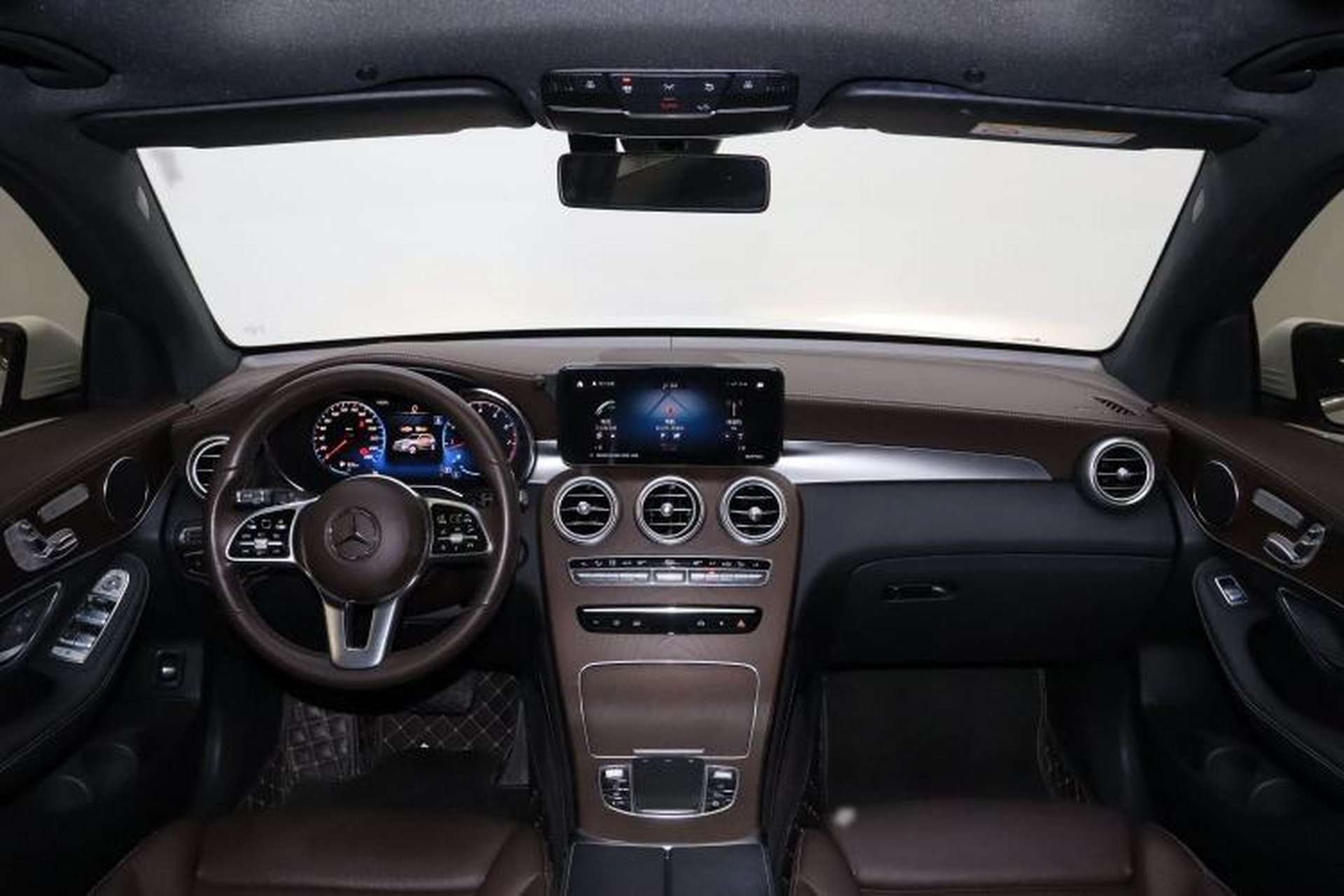Used Mercedes-Benz GLC 2022 Facelift GLC 260 L 4MATIC Luxury Edition Audio And AC Panel