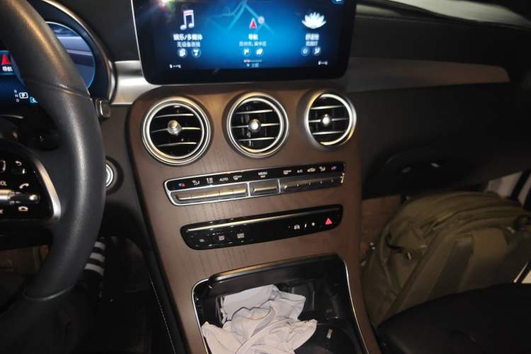 Used Mercedes-Benz GLC 2022 Facelift GLC 260 L 4MATIC Luxury Edition Audio And AC Panel