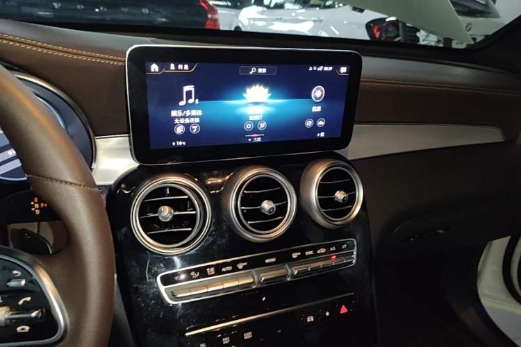 Used Mercedes-Benz GLC 2022 Facelifted GLC 260 L 4MATIC Dynamic Edition Audio And AC Panel