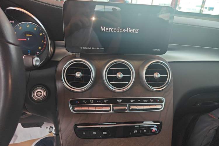 Used Mercedes-Benz GLC 2022 Facelift GLC 260 L 4MATIC Luxury Edition Audio And AC Panel