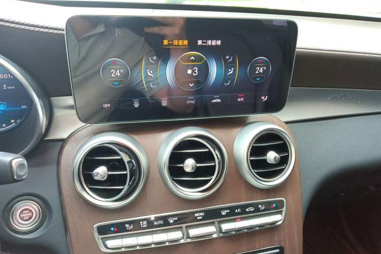 Used Mercedes-Benz GLC 2022 Second Facelift GLC 260 L 4MATIC Luxury Edition Audio And AC Panel