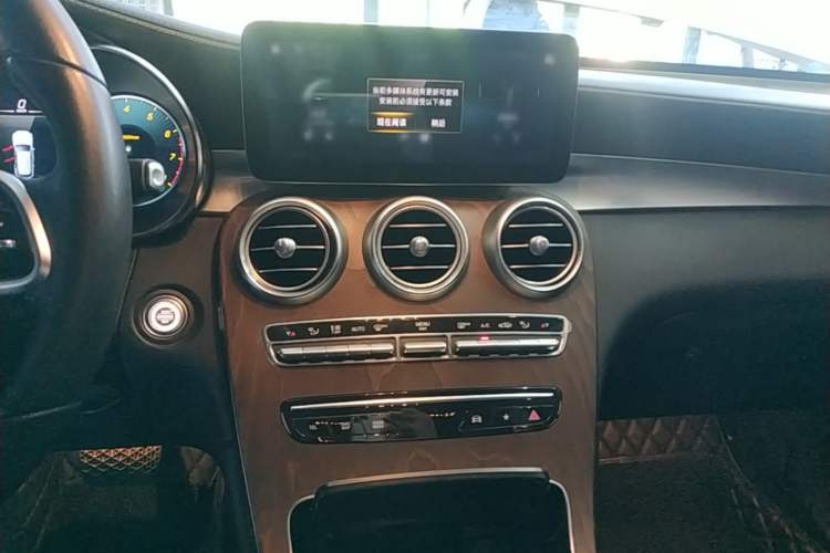 Used Mercedes-Benz GLC 2022 Second Facelift GLC 260 L 4MATIC Luxury Edition Audio And AC Panel