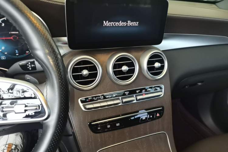 Used Mercedes-Benz GLC 2022 Facelift GLC 260 L 4MATIC Luxury Edition Audio And AC Panel