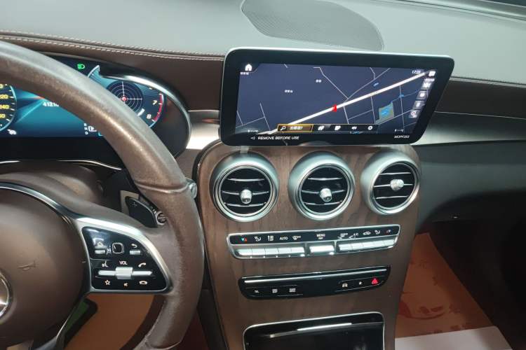 Used Mercedes-Benz GLC 2022 Second Facelift GLC 260 L 4MATIC Luxury Edition Audio And AC Panel