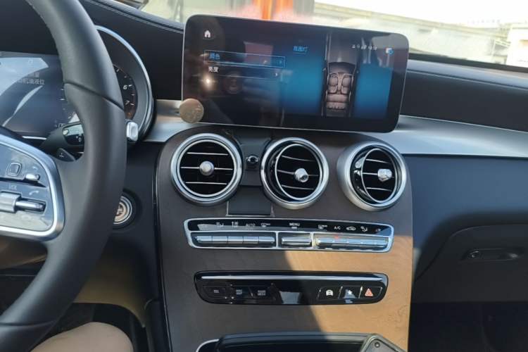 Used Mercedes-Benz GLC 2022 Facelift GLC 260 L 4MATIC Luxury Edition Audio And AC Panel