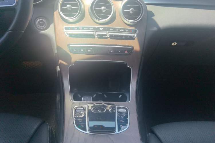 Used Mercedes-Benz GLC 2022 Second Facelift GLC 260 L 4MATIC Luxury Edition Audio And AC Panel