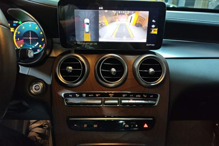 Used Mercedes-Benz GLC 2022 Second Facelift GLC 260 L 4MATIC Luxury Edition Audio And AC Panel