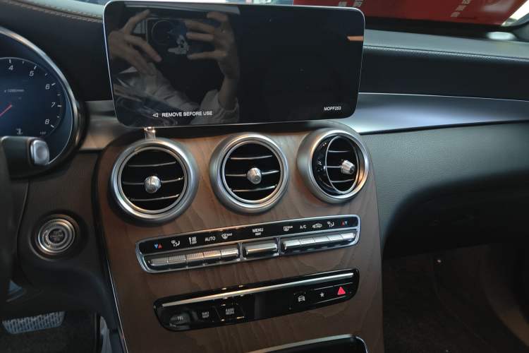 Used Mercedes-Benz GLC 2022 Refreshed GLC 300 L 4MATIC Dynamic Edition Prestige Version Audio And AC Panel