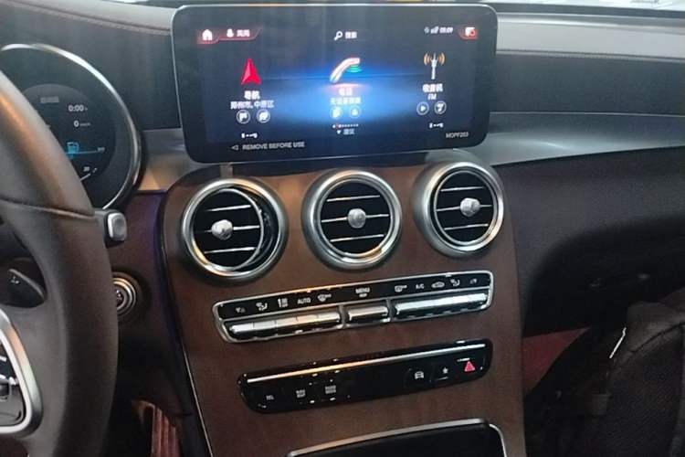 Used Mercedes-Benz GLC 2022 Refreshed GLC 300 L 4MATIC Dynamic Edition Audio And AC Panel