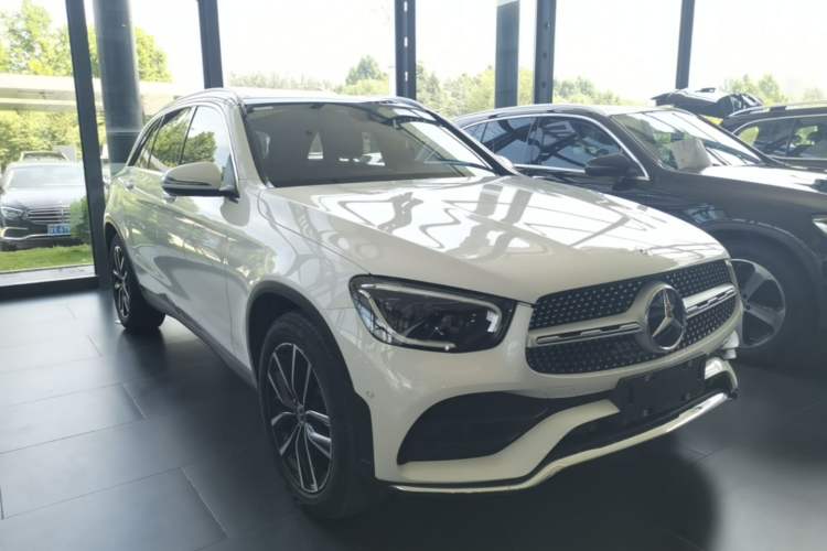 Used Mercedes-Benz GLC 2022 Facelift GLC 260 L 4MATIC Luxury Edition Front Right 45 Deg