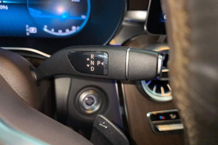 Used Mercedes-Benz GLC 2022 Second Facelift GLC 260 L 4MATIC Luxury Edition Gear Lever