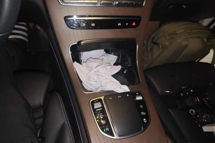 Used Mercedes-Benz GLC 2022 Facelift GLC 260 L 4MATIC Luxury Edition Gear Lever