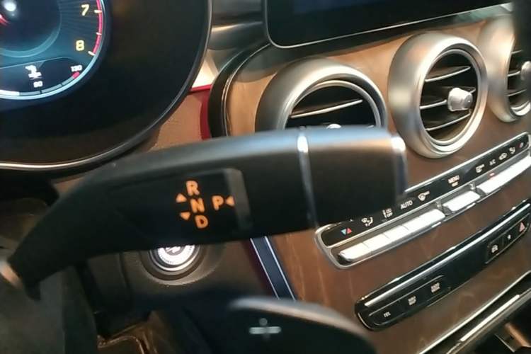 Used Mercedes-Benz GLC 2022 Second Facelift GLC 260 L 4MATIC Luxury Edition Gear Lever