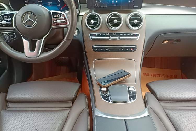 Used Mercedes-Benz GLC 2022 Second Facelift GLC 260 L 4MATIC Luxury Edition Gear Lever