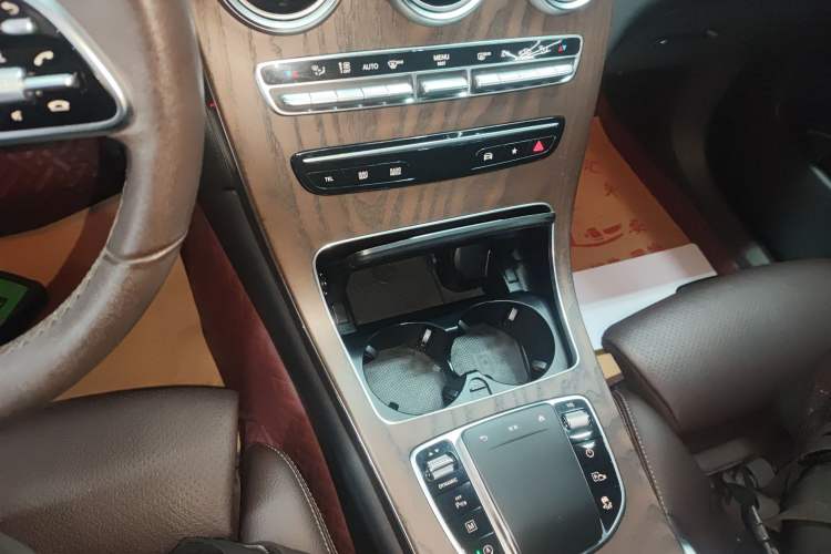 Used Mercedes-Benz GLC 2022 Second Facelift GLC 260 L 4MATIC Luxury Edition Gear Lever