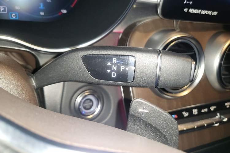 Used Mercedes-Benz GLC 2022 Second Facelift GLC 260 L 4MATIC Luxury Edition Gear Lever