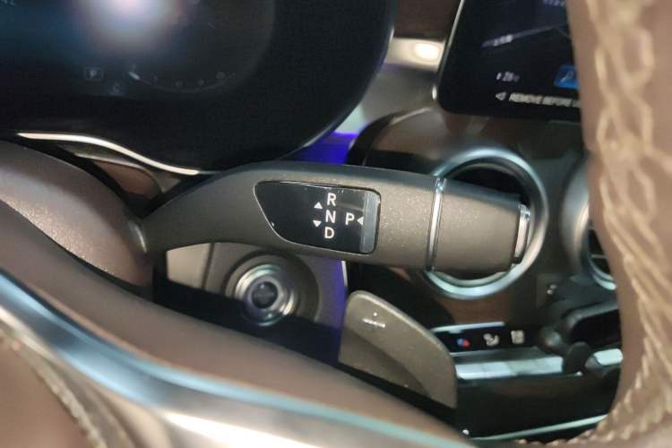 Used Mercedes-Benz GLC 2022 Facelift GLC 260 L 4MATIC Luxury Edition Gear Lever