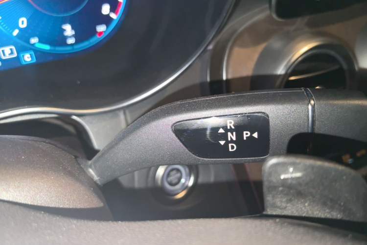 Used Mercedes-Benz GLC 2022 Second Facelift GLC 260 L 4MATIC Luxury Edition Gear Lever
