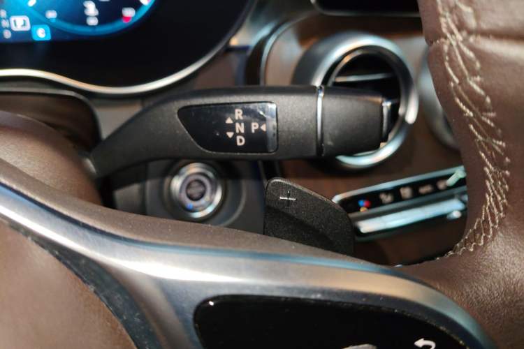 Used Mercedes-Benz GLC 2022 Second Facelift GLC 260 L 4MATIC Luxury Edition Gear Lever