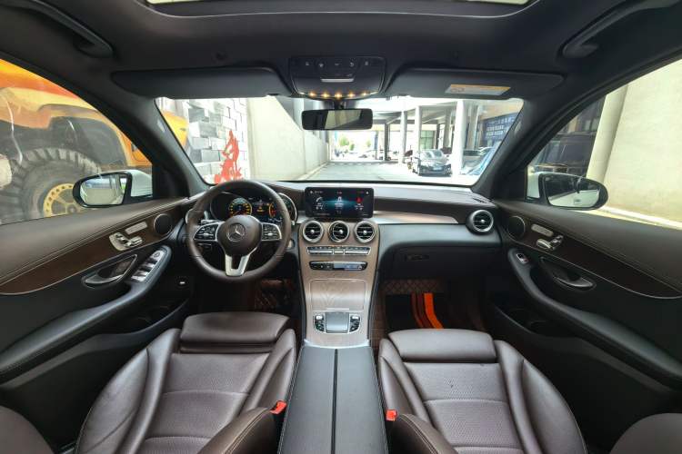 Used Mercedes-Benz GLC 2022 Second Facelift GLC 260 L 4MATIC Luxury Edition Interior 2