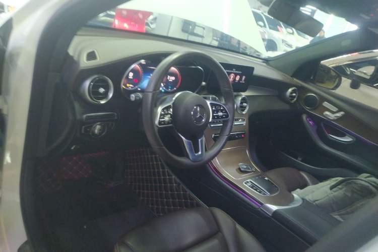 Used Mercedes-Benz GLC 2022 Second Facelift GLC 260 L 4MATIC Luxury Edition Interior 2