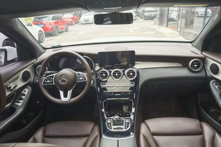 Used Mercedes-Benz GLC 2022 Facelifted GLC 260 L 4MATIC Dynamic Edition Interior 3